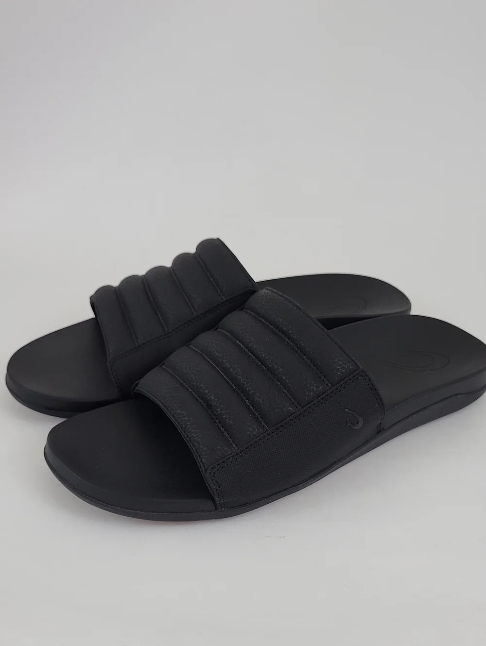 OluKai Men's Maha 'Olu Black Recovery Slide Sandals Size 11 / EU 44